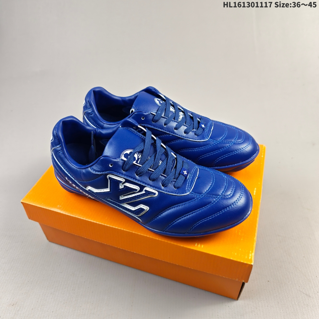 集合💰130
LV FOOTPRINT SNEAKER2025春夏男士系列圆头系带低帮生活休闲鞋 2025春夏系列时装展中亮相，是Pharrell Williams 首次以足球鞋为灵感设计的运动鞋。鞋款的灵感来自跨越世代和文化的足球运动，呼应2025春夏系列时装展团结一致、全民参与的主题。鞋款以流丽的设计著称，侧面以富动感的IV Initials标志点缀，鞋舌缀有灵感来自足球队伍的Lvers United徽章，而脚掌纹橡胶鞋底饰有多款路易威登标志 时髦休闲穿搭 时尚界的弄潮儿
编码：HL161301117 Size:36～45