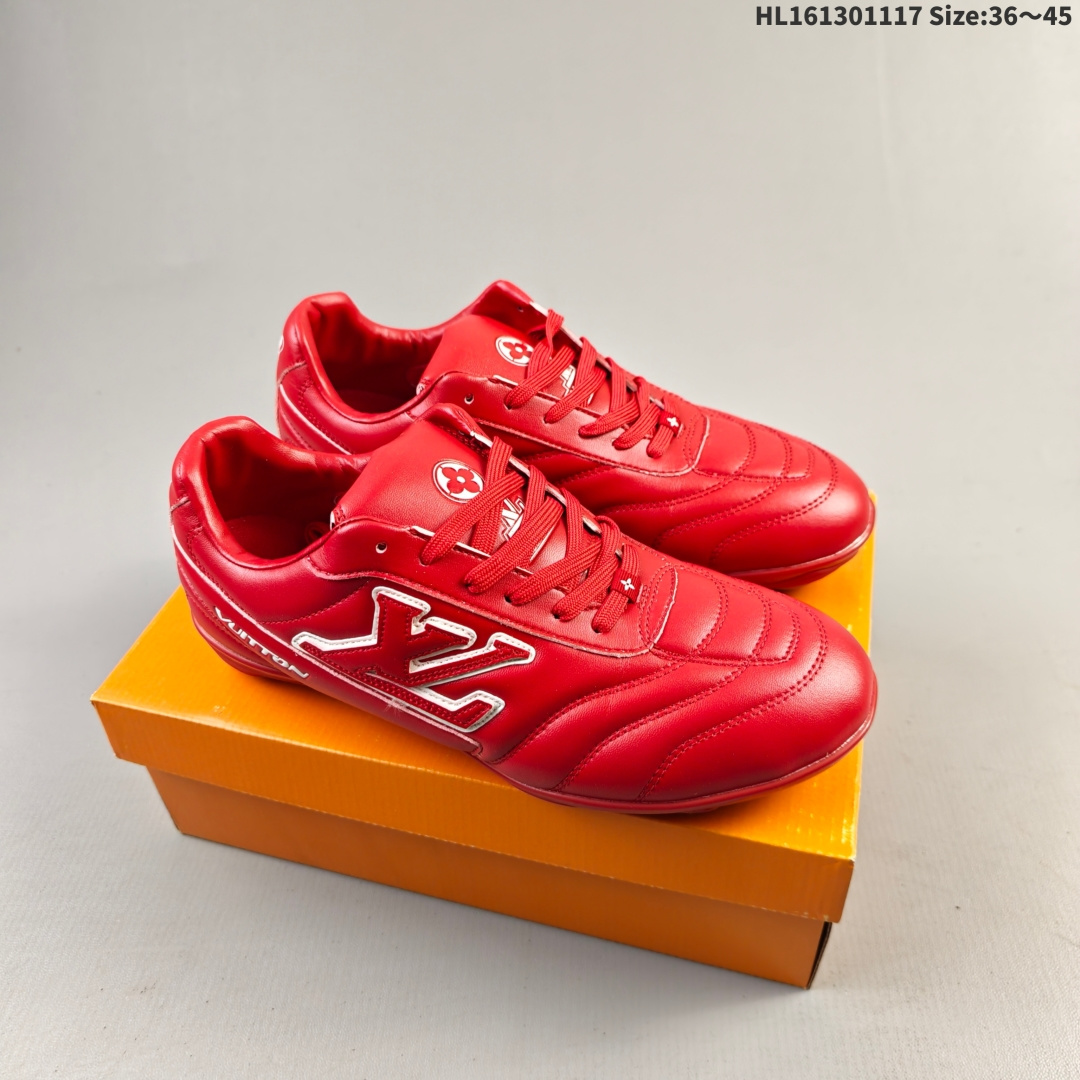 集合 LV FOOTPRINT SNEAKER2025春夏男士系列圆头系带低帮生活休闲鞋 2025春夏系列时装展中亮相,是Pharrell Williams 首次以足球鞋为灵感设计的运动鞋.鞋款的灵感来自跨越世代和文化的足球运动,呼应2025春夏系列时装展团结一致、全民参与的主题.鞋款以流丽的设计著称,侧面以富动感的IV Initials标志点缀,鞋舌缀有灵感来自足球队伍的Lvers United徽章,而脚掌纹橡胶鞋底饰有多款路易威登标志 时髦休闲穿搭 时尚界的弄潮儿 编码:HL161301117