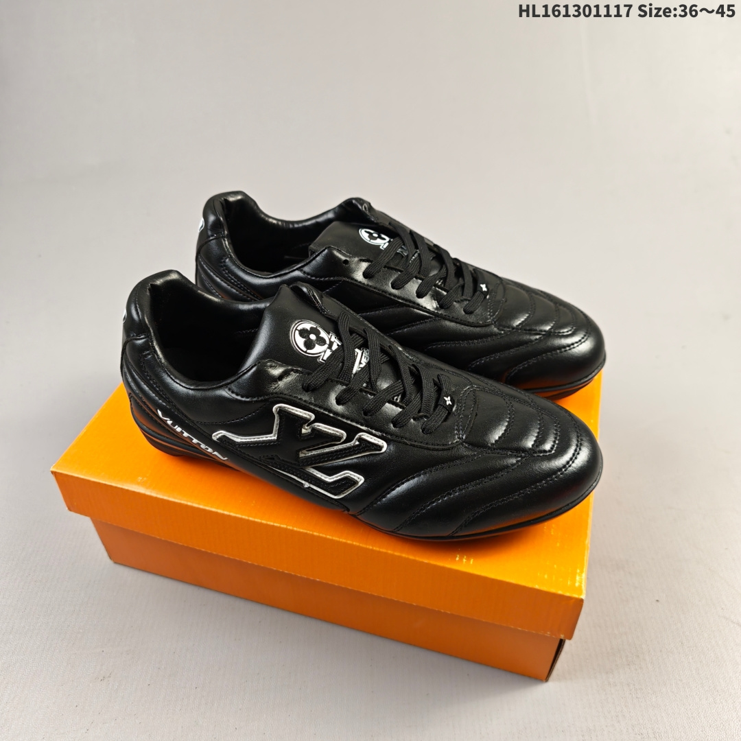 集合💰130
LV FOOTPRINT SNEAKER2025春夏男士系列圆头系带低帮生活休闲鞋 2025春夏系列时装展中亮相，是Pharrell Williams 首次以足球鞋为灵感设计的运动鞋。鞋款的灵感来自跨越世代和文化的足球运动，呼应2025春夏系列时装展团结一致、全民参与的主题。鞋款以流丽的设计著称，侧面以富动感的IV Initials标志点缀，鞋舌缀有灵感来自足球队伍的Lvers United徽章，而脚掌纹橡胶鞋底饰有多款路易威登标志 时髦休闲穿搭 时尚界的弄潮儿
编码：HL161301117 Size:36～45