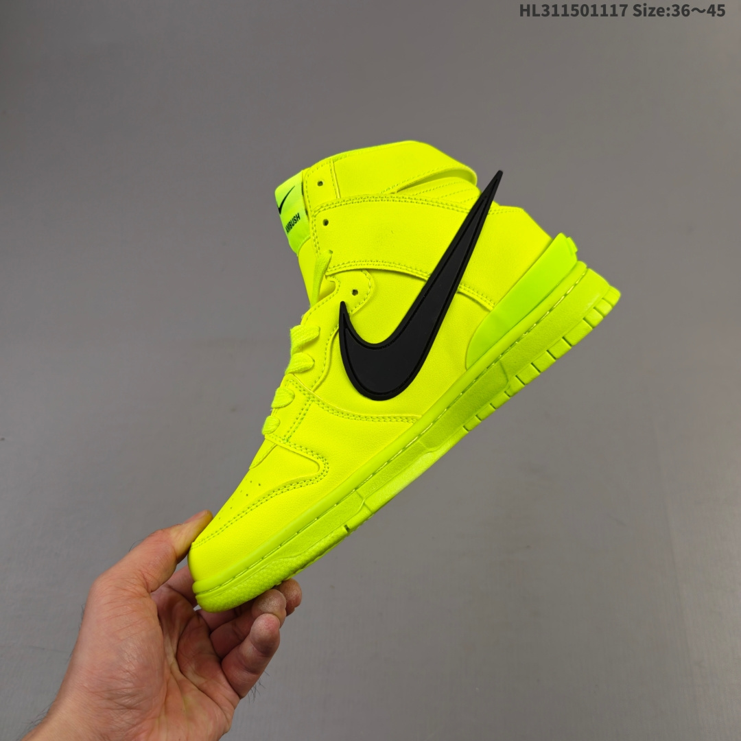 💰150
公司级AMBUSH x NK SB Dunk High 滑板鞋高帮男女士运动鞋 联名大勾 吴亦凡同款篮球鞋 以早年间最经典的 Dunk Hi 为蓝本 选用质感出众的荔枝皮打造鞋面 搭配亮色配色尽显街头气质 鞋款最大亮点在于侧身 Swoosh Logo 延至后跟并超过鞋身 以夸张设计带来辨识度的提升 醒目效果极强 鞋舌与后跟处均饰有AMBUSH 字样 鞋款联名身份不言而喻 
货号：CU7544 001
编码：HL311501117