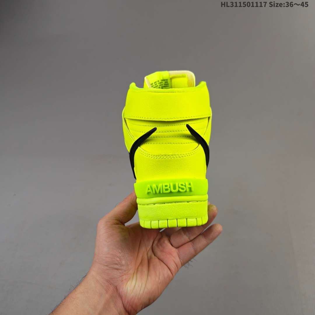 💰150
公司级AMBUSH x NK SB Dunk High 滑板鞋高帮男女士运动鞋 联名大勾 吴亦凡同款篮球鞋 以早年间最经典的 Dunk Hi 为蓝本 选用质感出众的荔枝皮打造鞋面 搭配亮色配色尽显街头气质 鞋款最大亮点在于侧身 Swoosh Logo 延至后跟并超过鞋身 以夸张设计带来辨识度的提升 醒目效果极强 鞋舌与后跟处均饰有AMBUSH 字样 鞋款联名身份不言而喻 
货号：CU7544 001
编码：HL311501117