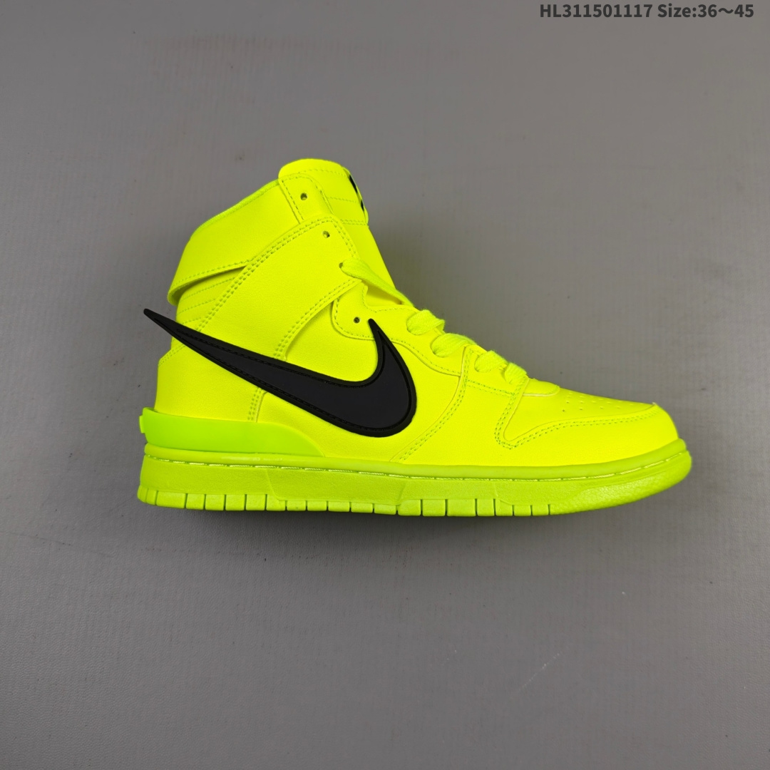 💰150
公司级AMBUSH x NK SB Dunk High 滑板鞋高帮男女士运动鞋 联名大勾 吴亦凡同款篮球鞋 以早年间最经典的 Dunk Hi 为蓝本 选用质感出众的荔枝皮打造鞋面 搭配亮色配色尽显街头气质 鞋款最大亮点在于侧身 Swoosh Logo 延至后跟并超过鞋身 以夸张设计带来辨识度的提升 醒目效果极强 鞋舌与后跟处均饰有AMBUSH 字样 鞋款联名身份不言而喻 
货号：CU7544 001
编码：HL311501117
