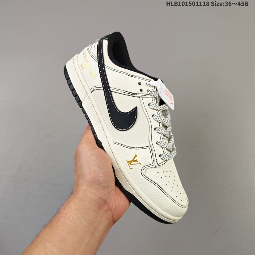 集合💰150
公司级✅NK Dunk Low Retro ”DIY高端定制“
斯图西印字米白蓝 低帮休闲运动板鞋
原装头层材料 用料绝不含糊 sb独家版型蒸餾加工帶來的是更好的视觉和脚感体验 清洁度 电绣工艺 皮料切割干净无任何毛边 细节完美
货号：JP1628-013
Size：36 36.5 37.5 38 38.5 39 40 40.5 41 42 42.5 43 44 45
编码：HLB101501118 Size:36～45B