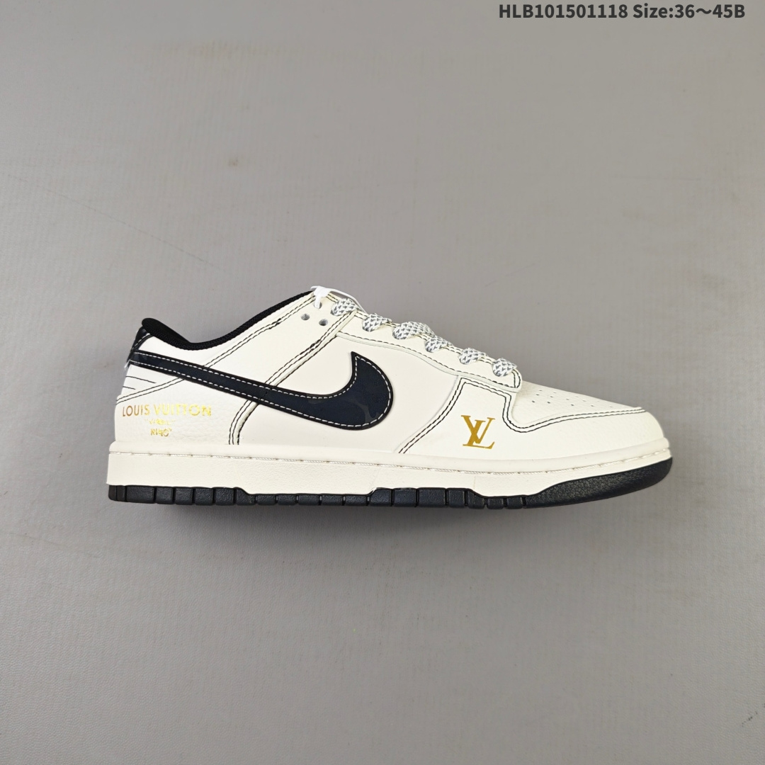💰150
公司级✅NK Dunk Low Retro ”DIY高端定制“
斯图西印字米白蓝 低帮休闲运动板鞋
原装头层材料 用料绝不含糊 sb独家版型蒸餾加工帶來的是更好的视觉和脚感体验 清洁度 电绣工艺 皮料切割干净无任何毛边 细节完美
货号：JP1628-013
Size：36 36.5 37.5 38 38.5 39 40 40.5 41 42 42.5 43 44 45
编码：HLB101501118 Size:36～45B