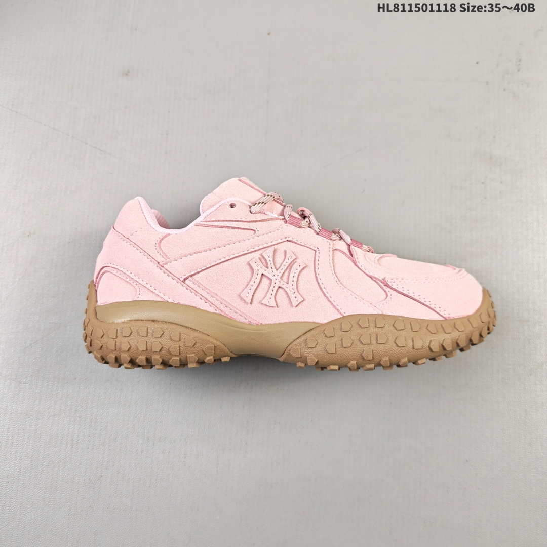 💰150
MLB TROPHY VINTAGE LT学长鞋
高级街头休閒品牌MLB公开了新推出的Chunky Liner系列，以#学长鞋#之名，定义每个人的少年感！MLB在Big Ball Chunkey,High Chunkey等推出的每款运动鞋都大受欢迎，成爲运动鞋的爆款店，在2022年推出了新风格的运动鞋“Chunky Liner”系列。Chunky Liner是从棒球鞋中获得灵感设计，添加了气质街头时尚的运动鞋。在产品上市的同时推出一些海报中，它展现追求自己个性的顾客们的Flex形象和多样的搭配。特别是夹克和连衣裙等正式单品加上球帽，运动鞋等运动单品的混搭，展现更加时尚的搭配，给人舒适又酷的感觉。Chunky Liner是灵感来自于直线延伸的强打者的击球,鞋帮图案加上反向反射材质的Pipping线条，突显了细节。Outsol以棒球和MLB标志爲主题进行了设计,被评价爲体现了MLB独有的个性。 高弹性、吸汗、复原力卓越的开孔材质的鞋垫
货号：3ASXT015N(GP001)HL811501118