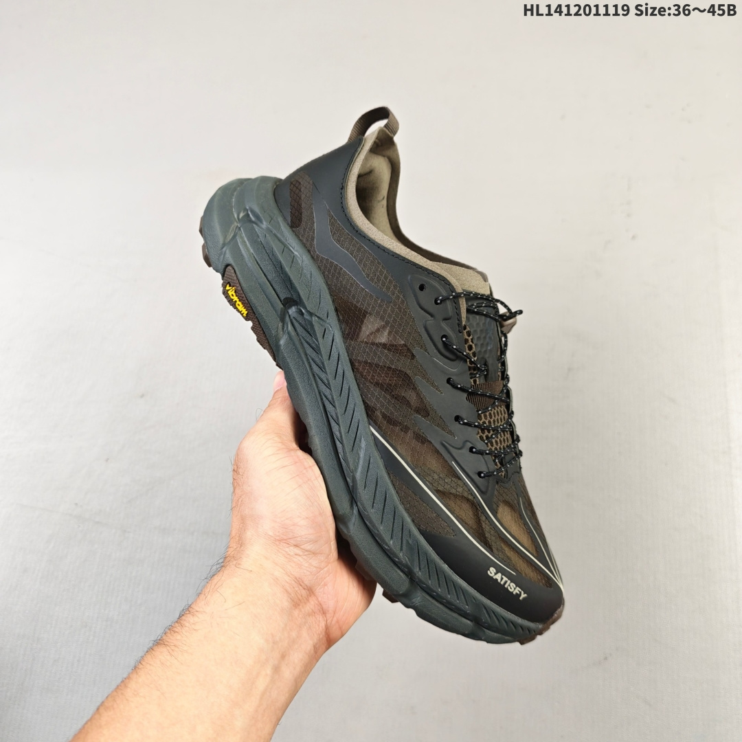 集合一 公司级✅Satisfy x HOKA RUNNING MAFATE TRAIL 全新配色 网面透气 运动鞋 此球鞋继承了HOKA的经典越野鞋型MAFATE SPEED4的设计 更在此基础上进行了创新和提升 使得它既适合户外越野跑 又充满了时尚潮流的元素 它的半透明鞋面设计 不仅让鞋身看起来更加轻便 而且提供了良好的透气性 而保护性的防撕裂尼龙面料 则确保了在复杂地形中的耐用性 货号:1168450 ID:HL141201119 B