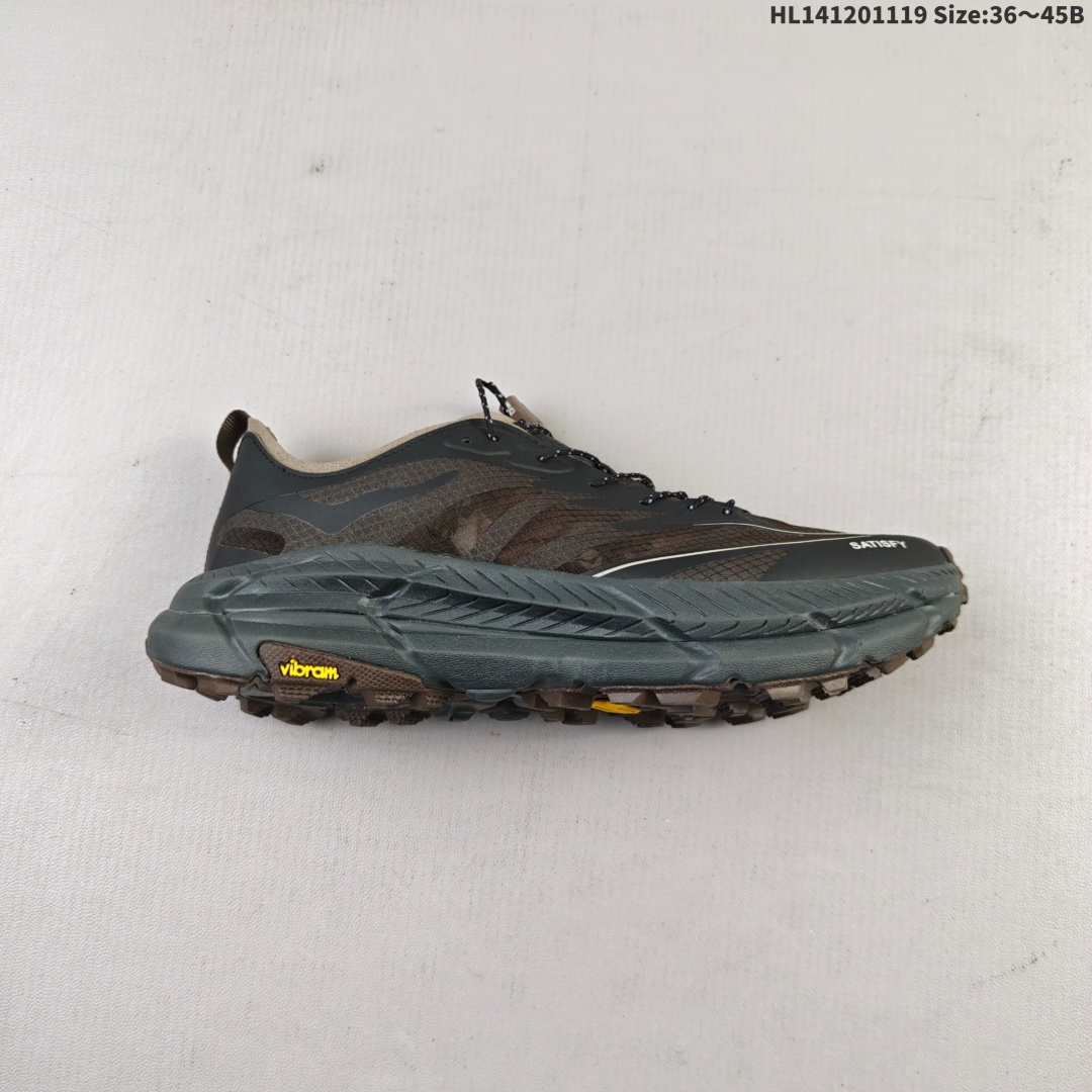 公司级✅Satisfy x HOKA RUNNING MAFATE TRAIL 全新配色 网面透气 运动鞋 此球鞋继承了HOKA的经典越野鞋型MAFATE SPEED4的设计 更在此基础上进行了创新和提升 使得它既适合户外越野跑 又充满了时尚潮流的元素 它的半透明鞋面设计 不仅让鞋身看起来更加轻便 而且提供了良好的透气性 而保护性的防撕裂尼龙面料 则确保了在复杂地形中的耐用性 货号:1168450 ID:HL141201119 B