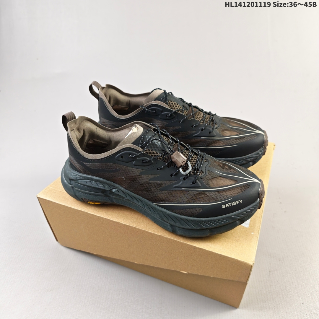 集合一 公司级✅Satisfy x HOKA RUNNING MAFATE TRAIL 全新配色 网面透气 运动鞋 此球鞋继承了HOKA的经典越野鞋型MAFATE SPEED4的设计 更在此基础上进行了创新和提升 使得它既适合户外越野跑 又充满了时尚潮流的元素 它的半透明鞋面设计 不仅让鞋身看起来更加轻便 而且提供了良好的透气性 而保护性的防撕裂尼龙面料 则确保了在复杂地形中的耐用性 货号:1168450 ID:HL141201119 B