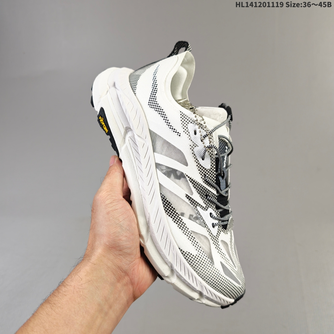 集合二 公司级✅Satisfy x HOKA RUNNING MAFATE TRAIL 全新配色 网面透气 运动鞋 此球鞋继承了HOKA的经典越野鞋型MAFATE SPEED4的设计 更在此基础上进行了创新和提升 使得它既适合户外越野跑 又充满了时尚潮流的元素 它的半透明鞋面设计 不仅让鞋身看起来更加轻便 而且提供了良好的透气性 而保护性的防撕裂尼龙面料 则确保了在复杂地形中的耐用性 货号:1168450 ID:HL141201119 B