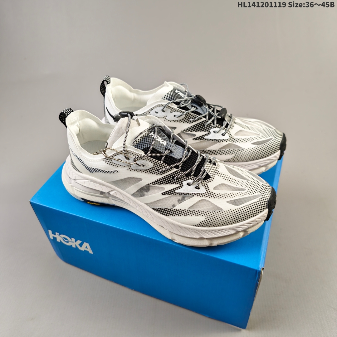 集合二 公司级✅Satisfy x HOKA RUNNING MAFATE TRAIL 全新配色 网面透气 运动鞋 此球鞋继承了HOKA的经典越野鞋型MAFATE SPEED4的设计 更在此基础上进行了创新和提升 使得它既适合户外越野跑 又充满了时尚潮流的元素 它的半透明鞋面设计 不仅让鞋身看起来更加轻便 而且提供了良好的透气性 而保护性的防撕裂尼龙面料 则确保了在复杂地形中的耐用性 货号:1168450 ID:HL141201119 B