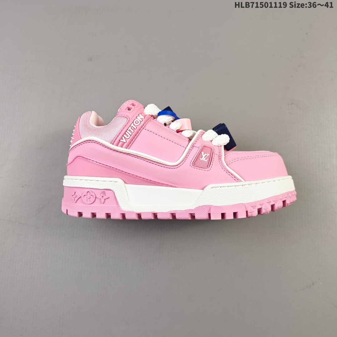 💰150
Louis Vuitton/路易威登 小胖丁 男女鞋广东原产，升级厚实抽屉礼品鞋盒及包装说明书防尘布袋物件，采用细柔小牛皮革鞋面材质，鞋垫嵌入加厚软感EVA物料，后跟耐弯折滴塑支撑片，全新开发TPU光泽组合隔色鞋底❗这双“变胖”了的Trainer好受瞩目「又大又圆」,全新LV路易威登Louis Vuitton Trainer Maxi Low Leather Sneaker 面包版马克西系列低帮休闲运动文化百搭篮球板鞋
编码：HLB71501119 Size:36～41