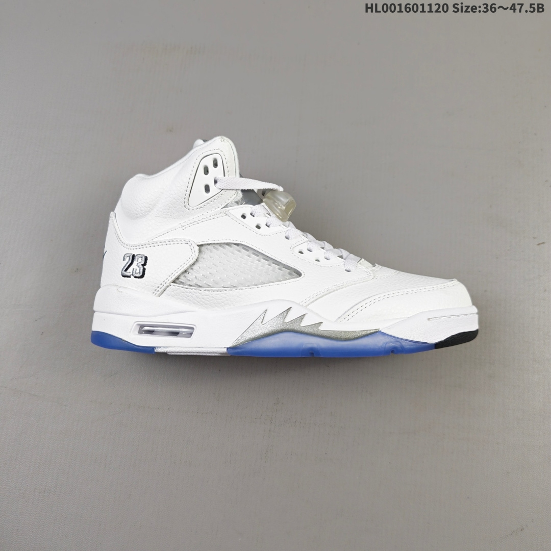 真标带半码 Air Jordan 5 Retro "Metallic White" 高帮 复刻白银 AJ5 乔丹5代 aj5 乔5 高邦 复刻白银 乔丹篮球鞋系列 鞋面整体采用了皮革面料打造,配色方面以白色示人,整体颜值还是非常不错的!鞋身侧面的透气网格使用白色呈现,中底部分的锯齿元素则采用银色点缀,鞋舌部分依旧保留标志性的3M反光设计呈现,并且带有黑色Jumpman Logo点缀,此外后跟部分带有"23"字样刺绣,代表着乔丹的传奇号码,是对经典的致敬与传承,表明鞋款身份.中底可视Max Sole气垫,后跟Nike Swooshh Logo及Air字样采用黑色刺绣点缀,与鞋舌相呼应.鞋底使用白色中底搭配冰蓝透明水晶大底呈现,水晶大底下印有黑色Jumpman Logos,为整个设计收尾. 货号:HQ7978-103(2026版) HL001601120 B