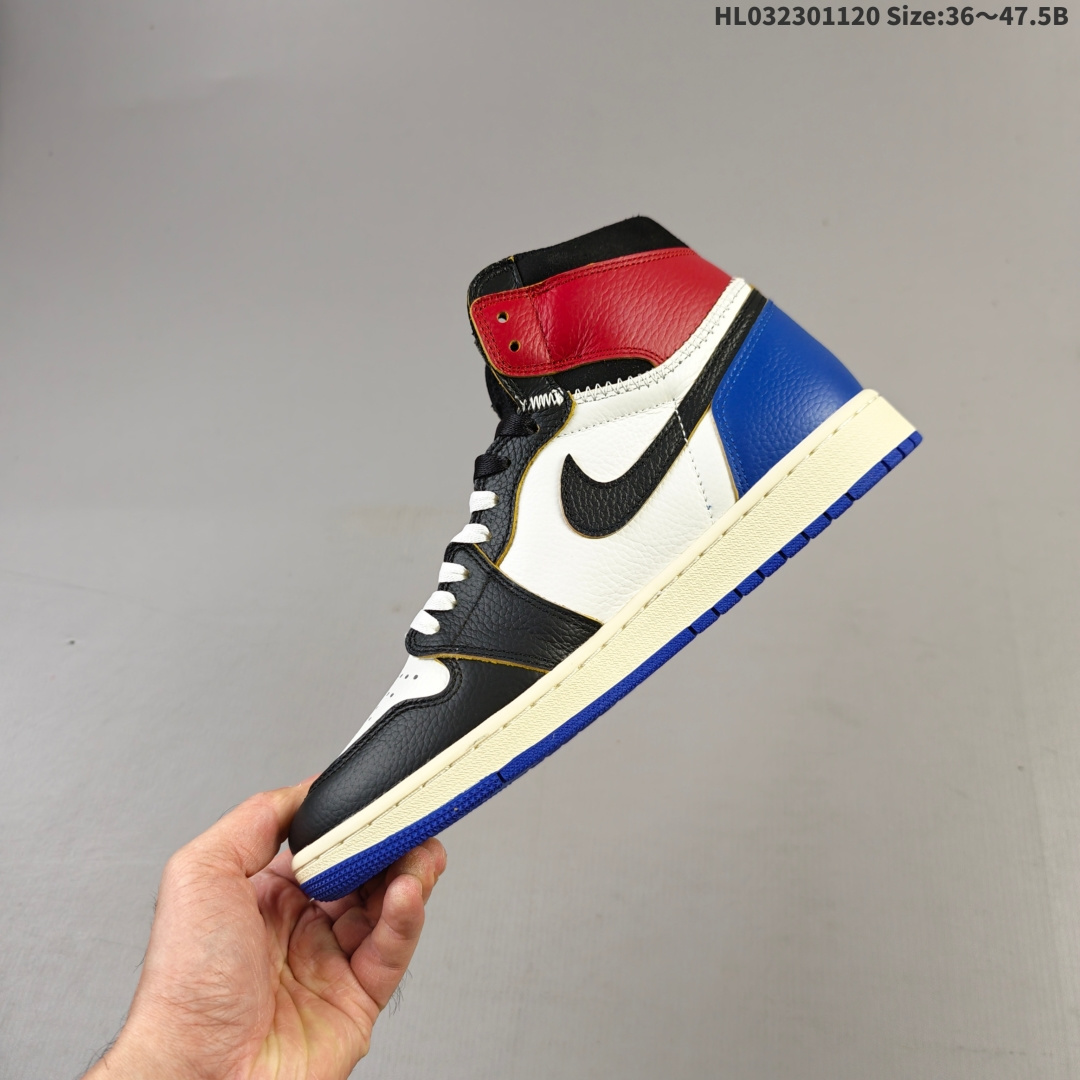 💰230 头层带半码 Union x Fragment Design x Air Jordan 1 Retro High OG 高帮 藤原浩黑白蓝拼接 AJ1 乔丹1代 aj1 乔1 高邦 黑白蓝拼接 乔丹篮球鞋系列 鞋身主体来自经典藤原浩的黑白蓝配色，白色皮革鞋身搭配蓝色框架覆盖层，鞋身两侧Swoosh Logo以黑色点缀，鞋舌绣标上以蓝色Nike Swoosxh Logo呈现，而鞋帮及后跟处则来自更受欢迎的皇家蓝配色，Wings Logoc采用黑色呈现，后跟侧下方印有经典藤原浩闪电Logo，中间使用粗犷的缝纫方式连接，气质独特值得玩味。皮革截面以黑色呈现，复古气息油然而生，同时还有鞋舌等多处细节均来自元年版本；鞋帮处带有“UN/LA”字体标签，彰显联名身份。 货号：IO7847-001 尺码：36 36.5 37.5 38 38.5 39 40 40.5 41 42 42.5 43 44 44.5 45 46 47.5 编码：HL032301120 Size:36～47.5B