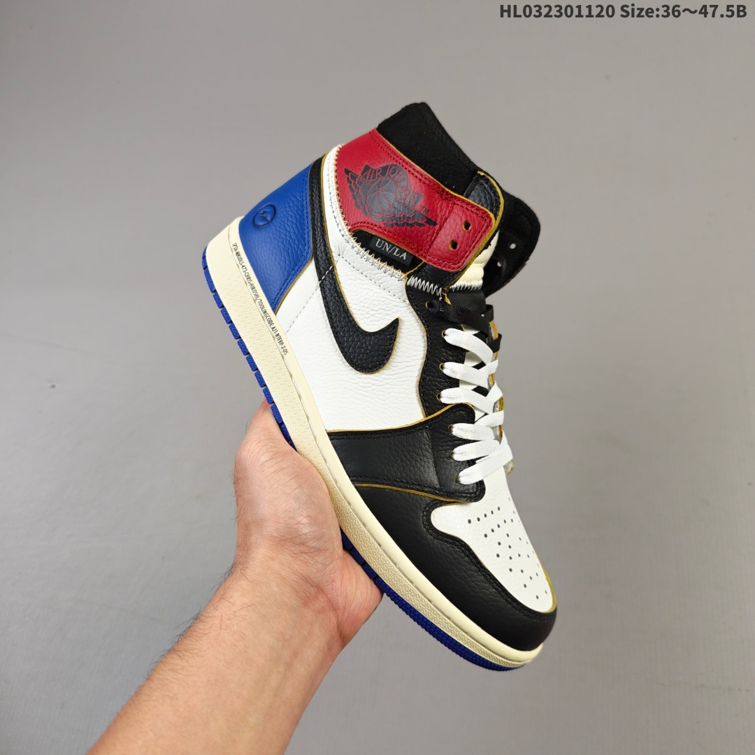 💰230 头层带半码 Union x Fragment Design x Air Jordan 1 Retro High OG 高帮 藤原浩黑白蓝拼接 AJ1 乔丹1代 aj1 乔1 高邦 黑白蓝拼接 乔丹篮球鞋系列 鞋身主体来自经典藤原浩的黑白蓝配色，白色皮革鞋身搭配蓝色框架覆盖层，鞋身两侧Swoosh Logo以黑色点缀，鞋舌绣标上以蓝色Nike Swoosxh Logo呈现，而鞋帮及后跟处则来自更受欢迎的皇家蓝配色，Wings Logoc采用黑色呈现，后跟侧下方印有经典藤原浩闪电Logo，中间使用粗犷的缝纫方式连接，气质独特值得玩味。皮革截面以黑色呈现，复古气息油然而生，同时还有鞋舌等多处细节均来自元年版本；鞋帮处带有“UN/LA”字体标签，彰显联名身份。 货号：IO7847-001 尺码：36 36.5 37.5 38 38.5 39 40 40.5 41 42 42.5 43 44 44.5 45 46 47.5 编码：HL032301120 Size:36～47.5B
