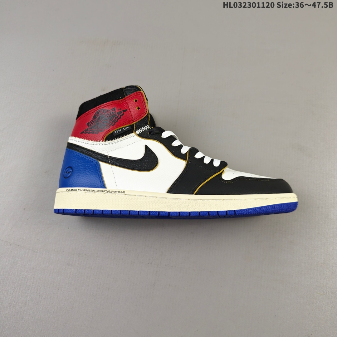 💰230 头层带半码 Union x Fragment Design x Air Jordan 1 Retro High OG 高帮 藤原浩黑白蓝拼接 AJ1 乔丹1代 aj1 乔1 高邦 黑白蓝拼接 乔丹篮球鞋系列 鞋身主体来自经典藤原浩的黑白蓝配色，白色皮革鞋身搭配蓝色框架覆盖层，鞋身两侧Swoosh Logo以黑色点缀，鞋舌绣标上以蓝色Nike Swoosxh Logo呈现，而鞋帮及后跟处则来自更受欢迎的皇家蓝配色，Wings Logoc采用黑色呈现，后跟侧下方印有经典藤原浩闪电Logo，中间使用粗犷的缝纫方式连接，气质独特值得玩味。皮革截面以黑色呈现，复古气息油然而生，同时还有鞋舌等多处细节均来自元年版本；鞋帮处带有“UN/LA”字体标签，彰显联名身份。 货号：IO7847-001 尺码：36 36.5 37.5 38 38.5 39 40 40.5 41 42 42.5 43 44 44.5 45 46 47.5 编码：HL032301120 Size:36～47.5B