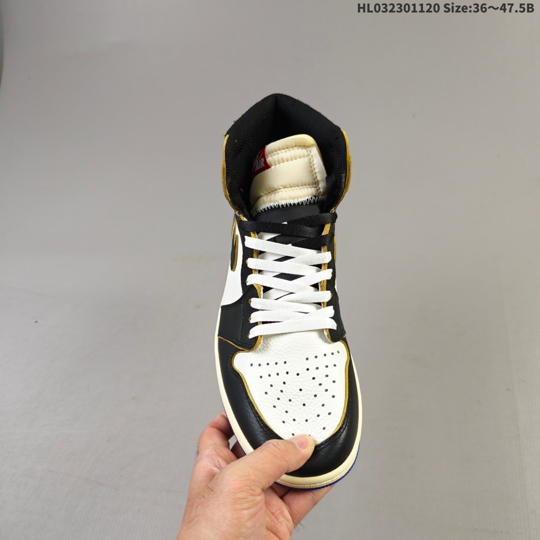💰230 头层带半码 Union x Fragment Design x Air Jordan 1 Retro High OG 高帮 藤原浩黑白蓝拼接 AJ1 乔丹1代 aj1 乔1 高邦 黑白蓝拼接 乔丹篮球鞋系列 鞋身主体来自经典藤原浩的黑白蓝配色，白色皮革鞋身搭配蓝色框架覆盖层，鞋身两侧Swoosh Logo以黑色点缀，鞋舌绣标上以蓝色Nike Swoosxh Logo呈现，而鞋帮及后跟处则来自更受欢迎的皇家蓝配色，Wings Logoc采用黑色呈现，后跟侧下方印有经典藤原浩闪电Logo，中间使用粗犷的缝纫方式连接，气质独特值得玩味。皮革截面以黑色呈现，复古气息油然而生，同时还有鞋舌等多处细节均来自元年版本；鞋帮处带有“UN/LA”字体标签，彰显联名身份。 货号：IO7847-001 尺码：36 36.5 37.5 38 38.5 39 40 40.5 41 42 42.5 43 44 44.5 45 46 47.5 编码：HL032301120 Size:36～47.5B