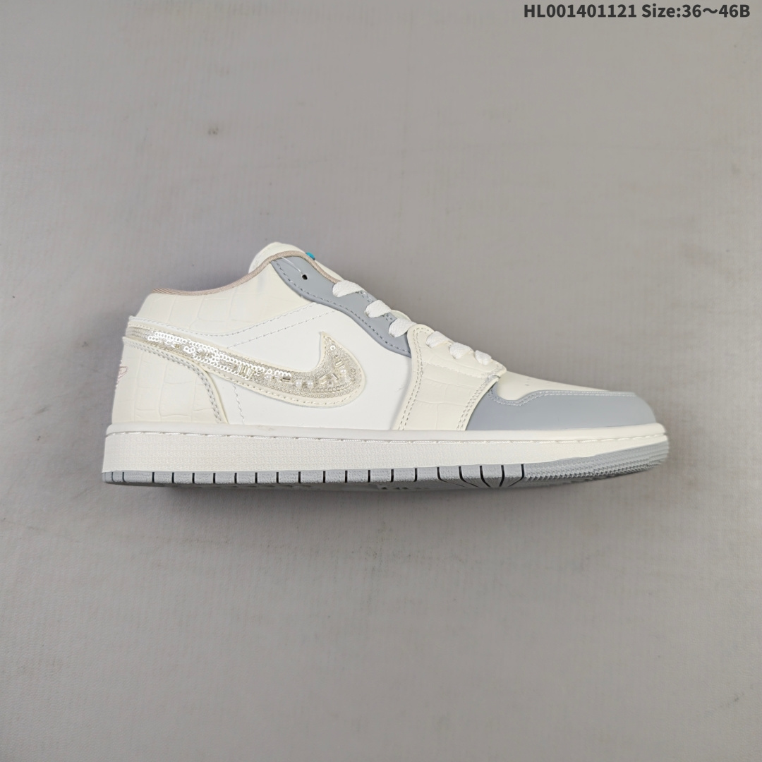 头层带半码 Air Jordan 1 Low "Soft Pearl" WMNS 低帮 浅珍珠白 AJ1 乔丹1代 aj1 乔1 低邦 浅烟灰色 乔丹篮球鞋系列 鞋身整体采用柔和的米白色皮革,搭配淡蓝色覆层,鞋身鳄鱼压纹质感,散发出低调而清新的气息;创新之处在于鞋侧Swoosbh Logo标志上缀满了亮片与珍珠,为鞋款增添了奢华感;此外,鞋舌上镶嵌着绿松石般的铆钉,仿佛有些许摇滚的味道,Jumpman Logo以奶白色刺绣呈现,鞋领内衬与后跟经典的Wings Logo标志则采用了同色调处理,浅粉色的加入使鞋款尽显优雅格调;最后以奶油色的中底搭配浅灰色橡胶外底完善整体设计收尾. 货号:IH7323-100 HL001401121 B