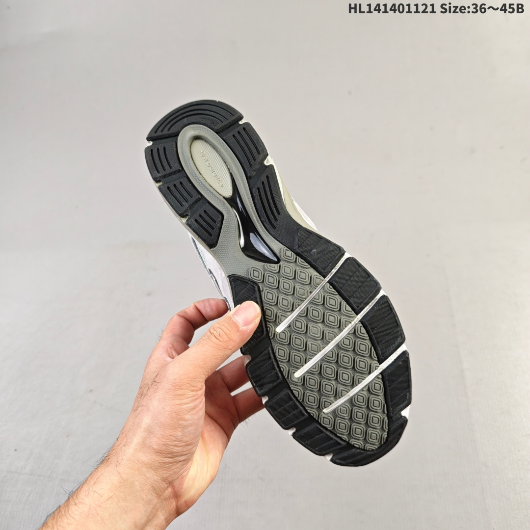 💰140
Loro Piana x New Balance NB 990 V6 复古单品
六代系列NB New Balance in USA M990V6美产血统经典复古百搭老爹风休闲运动跑步鞋 采用猪巴革组合网织鞋面材质 全新开发3层组合底模精密开发 中底材料构成，分别是REVlite悦轻中底、TPU发泡材料
货号：W990BK4
尺码：36 36.5 37 38 39 40 40.5 41.5 42 42.5 43 44 45
编码HL141401121 Size:36～45B