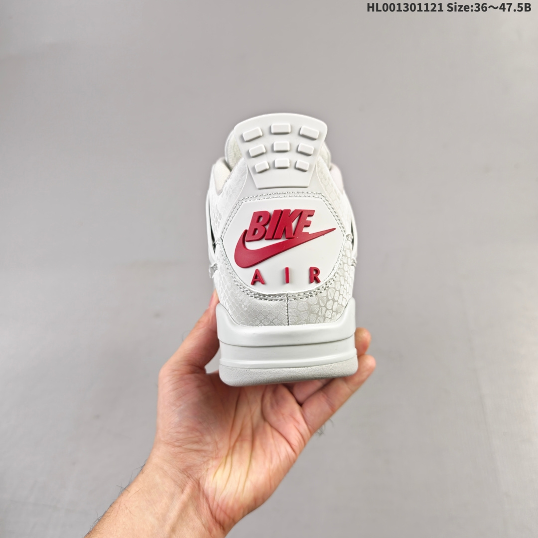 💰130
真标带半码
Nigel Sylvester x Air Jordan 4 OG BIKE 灰蛇纹 AJ4 乔丹4代 aj4 乔4 灰曼巴 乔丹篮球鞋系列 该配色以灰色蛇纹皮革为主题，搭配灰色蛇纹点缀，鞋侧身灰色网格透出3M反光内层，鞋舌顶端灰色的标签，以红色Jumpman Logo及Flight刺绣字样，彰显球鞋身份；鞋带孔、鞋帮三脚架及后跟位置的提环使用灰色TPU材质呈现，给鞋身带来更多色彩层次感。鞋头侧处迷你Swoosh Logo采用红色刺绣呈现，后跟位置原本的"Nike Air"标志则被改为了"Bike Air"致敬Nigel Sylvester对BMX的热爱，联名身份直接拉满；中底使用灰色妆点，呼应鞋身设计；最后以搭载有开窗式Air Maxd气垫的中底及灰色外底上的灰色Nike Swoosh Logo进行收尾。
货号：HF4340-104
尺码：36 36.5 37.5 38 38.5 39 40 40.5 41 42 42.5 43 44 44.5 45 46 47.5HL001301121 Size:36～47.5B