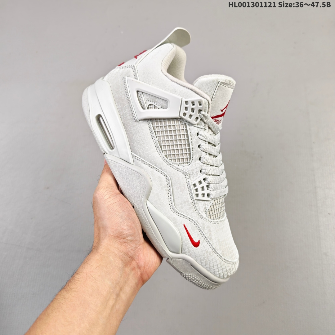 💰130
真标带半码
Nigel Sylvester x Air Jordan 4 OG BIKE 灰蛇纹 AJ4 乔丹4代 aj4 乔4 灰曼巴 乔丹篮球鞋系列 该配色以灰色蛇纹皮革为主题，搭配灰色蛇纹点缀，鞋侧身灰色网格透出3M反光内层，鞋舌顶端灰色的标签，以红色Jumpman Logo及Flight刺绣字样，彰显球鞋身份；鞋带孔、鞋帮三脚架及后跟位置的提环使用灰色TPU材质呈现，给鞋身带来更多色彩层次感。鞋头侧处迷你Swoosh Logo采用红色刺绣呈现，后跟位置原本的"Nike Air"标志则被改为了"Bike Air"致敬Nigel Sylvester对BMX的热爱，联名身份直接拉满；中底使用灰色妆点，呼应鞋身设计；最后以搭载有开窗式Air Maxd气垫的中底及灰色外底上的灰色Nike Swoosh Logo进行收尾。
货号：HF4340-104
尺码：36 36.5 37.5 38 38.5 39 40 40.5 41 42 42.5 43 44 44.5 45 46 47.5HL001301121 Size:36～47.5B