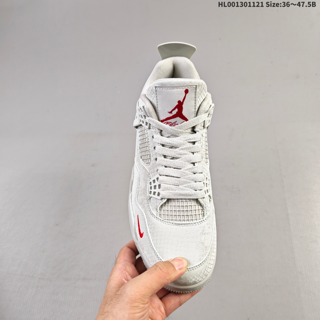 💰130
真标带半码
Nigel Sylvester x Air Jordan 4 OG BIKE 灰蛇纹 AJ4 乔丹4代 aj4 乔4 灰曼巴 乔丹篮球鞋系列 该配色以灰色蛇纹皮革为主题，搭配灰色蛇纹点缀，鞋侧身灰色网格透出3M反光内层，鞋舌顶端灰色的标签，以红色Jumpman Logo及Flight刺绣字样，彰显球鞋身份；鞋带孔、鞋帮三脚架及后跟位置的提环使用灰色TPU材质呈现，给鞋身带来更多色彩层次感。鞋头侧处迷你Swoosh Logo采用红色刺绣呈现，后跟位置原本的"Nike Air"标志则被改为了"Bike Air"致敬Nigel Sylvester对BMX的热爱，联名身份直接拉满；中底使用灰色妆点，呼应鞋身设计；最后以搭载有开窗式Air Maxd气垫的中底及灰色外底上的灰色Nike Swoosh Logo进行收尾。
货号：HF4340-104
尺码：36 36.5 37.5 38 38.5 39 40 40.5 41 42 42.5 43 44 44.5 45 46 47.5HL001301121 Size:36～47.5B