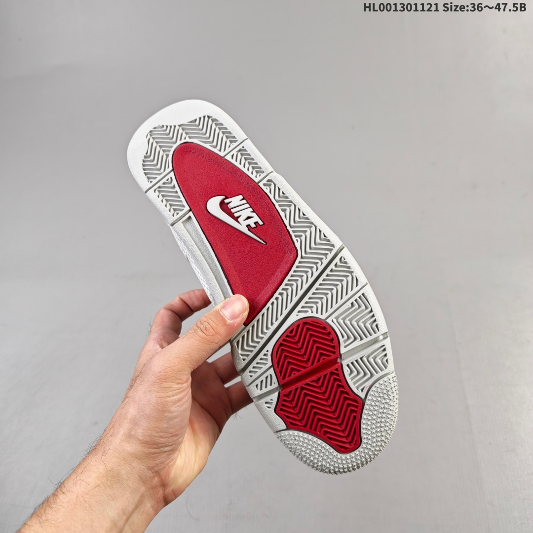 💰130
真标带半码
Nigel Sylvester x Air Jordan 4 OG BIKE 灰蛇纹 AJ4 乔丹4代 aj4 乔4 灰曼巴 乔丹篮球鞋系列 该配色以灰色蛇纹皮革为主题，搭配灰色蛇纹点缀，鞋侧身灰色网格透出3M反光内层，鞋舌顶端灰色的标签，以红色Jumpman Logo及Flight刺绣字样，彰显球鞋身份；鞋带孔、鞋帮三脚架及后跟位置的提环使用灰色TPU材质呈现，给鞋身带来更多色彩层次感。鞋头侧处迷你Swoosh Logo采用红色刺绣呈现，后跟位置原本的"Nike Air"标志则被改为了"Bike Air"致敬Nigel Sylvester对BMX的热爱，联名身份直接拉满；中底使用灰色妆点，呼应鞋身设计；最后以搭载有开窗式Air Maxd气垫的中底及灰色外底上的灰色Nike Swoosh Logo进行收尾。
货号：HF4340-104
尺码：36 36.5 37.5 38 38.5 39 40 40.5 41 42 42.5 43 44 44.5 45 46 47.5HL001301121 Size:36～47.5B