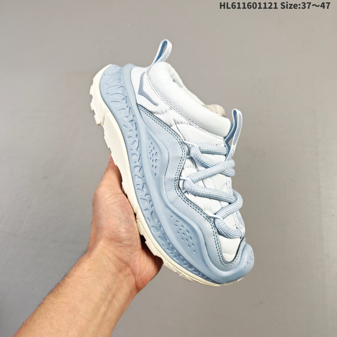 集合💰160
HOKA ONE ONE Ora Primo 全新配色
HOKA ONE ONE是来自美国的跑步鞋知名品牌,创立于2009年,始终致力于为所有跑者提供更新、更好的跑步装备。相比常规跑鞋,HOKA ONE
ONE特别研发使用性能独特的几何形跑鞋中底,此种鞋底更厚、更高、回弹性也更好,除了卓越的缓冲性能,它还能为各种阶段的跑者带来更具动
感、更加稳定的跑步体验。HOKA ONE ONE从设计之初就清楚意识到,要保证跑者步幅的均匀一致,双脚自然而然的运动至关重要
尺码:37 38 38.5 39 40 40.5 41 42 42.5 43 44 44.5 45 46 47HL611601121 Size:37~47