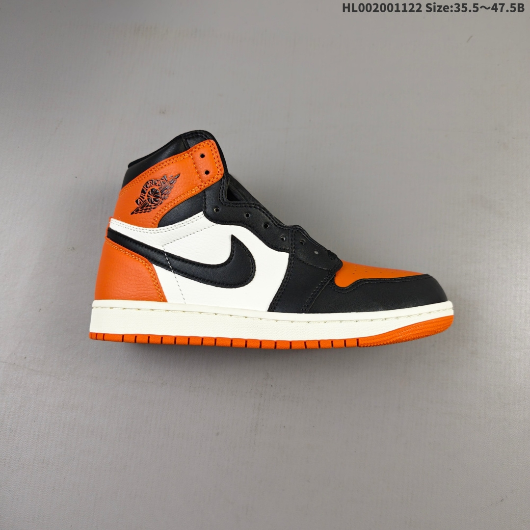 头层带半码 Air Jordan 1 High OG "Shattered Backboard" 高帮 复刻扣碎篮板 AJ1 乔丹1代 aj1 乔1 高邦 复刻黑扣碎 乔丹篮球鞋系列 设计灵感来源于乔丹在1985年意大利的一场表演赛中的一次传奇扣篮.当时,乔丹身穿橙色、黑色和白色球衣的他在一场表演比赛中,以一记强力扣篮直接击碎了篮板玻璃,这一幕成为了篮球史上的经典瞬间.而鞋款的配色灵感就汲取自MJ当时身着的Stefanel Trieste球衣,采用橙、黑、白三色配色设计,还原MJ球衣的色调,橙色尤为突出,又有富有质感的皮革鞋面,而橙色包围鞋头和后跟营造了亮眼的“扣碎篮板”主题,象征着乔丹那记震撼人心的扣篮.基于这个配色方案,扣碎篮板也发展出了后续的多个版本,但这一次回归的,也是人气最高的初代「扣碎篮板1.0」.鞋身两侧Swoosh Logo采用黑色点缀,鞋舌上Nike Swmoosh Logo辅以橙色刺绣呈现,鞋帮侧身处Wings Logo则以黑色压印妆点,鞋垫、鞋盒则更具细节,鞋盒在原版的基础上,加入了"扣碎"的玻璃裂痕,迎合了主题,带来更为丰富的故事性. 货号;DZ5485-008(2025版) HL002001122 B
