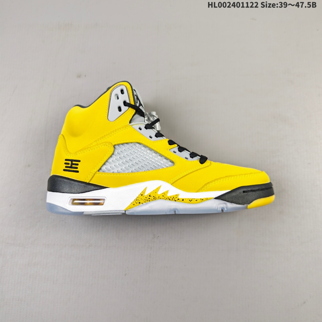 头层带半码 Air Jordan 5 Retro "Yellow Multi" 高帮 复刻东京限定 AJ5 乔丹5代 aj5 乔5 高邦 复刻黄色 男女同款 乔丹篮球鞋系列 "Tokyo 23"的设计灵感源自东京涩谷地区的繁华景象,后跟独特的涩谷图腾Logo成为标志性元素,彰显出品牌对文化的尊重与创新,整体设计展现了东京涩谷的潮流文化与活力.鞋款采用柠檬黄色麂皮覆盖,鞋身侧面的透气网格使用透明水晶呈现,标志性的鲨鱼锯齿元素则采用黄色泼墨点缀,鞋舌部分标志性的3M反光设计依旧保留,并且带有黑色Jumpman Logo点缀,鞋带固定扣的加持,成为其别具一格的经典元素;中底可视化透明Air Sole气垫,后跟Jumpman Logo采用黑色刺绣点缀,与鞋舌相呼应.鞋底使用白色中底搭配冰蓝水晶透明大底呈现,水晶大底下印有黄色Jumpcman Logo,为整个设计收尾. 货号:IO3372-700(2025版) HL002401122 B