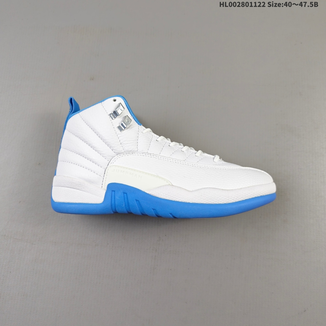 公司级 真碳 Air Jordan 12 Retro "Melo" 高帮 复刻白蓝银 AJ12 乔丹12代 aj12 乔12 高邦 复刻白蓝银 乔丹篮球鞋系列 AJ12 "Melo"2025整体设计延续了Air Jordan 12的经典鞋型,其设计灵感来源于安东尼在丹佛掘金队的新秀赛季,整体配色忠实还原了掘金队球衣的白蓝装扮,向安东尼的新秀赛季致敬;鞋身整体采用白色皮革打造搭配白色荔枝纹框架覆盖层,鞋头白色的Jumpman Logo点缀,在白蓝主调下格外抢眼;鞋舌饰有大学蓝色调Jumpman Logo以及TW3字样,与鞋侧金属银扣相呼应,鞋舌经典的Jumpman Logo采用蓝色刺绣方式呈现,细节方面非常用心;鞋身中部辅以白色挡泥板,后跟鞋提黑色Jumpman Logo和刺绣Jorddan字样搭配标志性白色23字样,彰显鞋款身份;辅以Air Zoomf气垫和大面积碳板,提供了出色的缓震效果和稳定性. 货号:CT8013-112(2025版) HL002801122 B