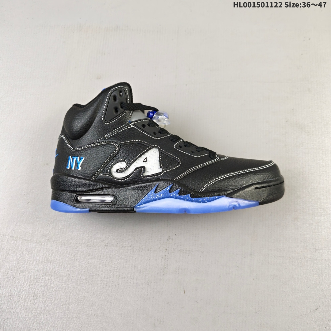 💰150
Awake NY x Air Jordan 5 Retro "Racer Blue" 高帮 联名黑蓝 AJ5 乔丹5代 aj5 乔5 高邦 黑蓝 乔丹篮球鞋系列 Awake NY与Jordan Brand再度携手，为35周年的Air Jordan 5打造全新联名系列，鞋身整体采用黑色皮革打造，搭配黑色内衬，有着鲜明的品牌特色，最明显的是侧身网眼区域以A字Logo点缀，同时左右后跟着分别以"23"和"NY"刺绣呈现，表明联名身份；鞋舌部分以3M反光呈现，并且带有蓝色Jumpzman Logo及Awake刺绣点缀；中底可视化透明Air Sole气垫，后跟Nike Swoosh Logo及Air采用蓝色刺绣点缀，与鞋舌相呼应；中底部分的蓝色经典鲨鱼齿非常醒目，鞋底使用黑色中底搭配半透明冰蓝水晶大底呈现，水晶大底下印有蓝色Jumpmman Logo及Awake字样，为整个设计收尾。
货号：DV4982-004
尺码：36 37.5 38 39 40 41 42 43 44 45 46 47HL001501122 Size:36～47