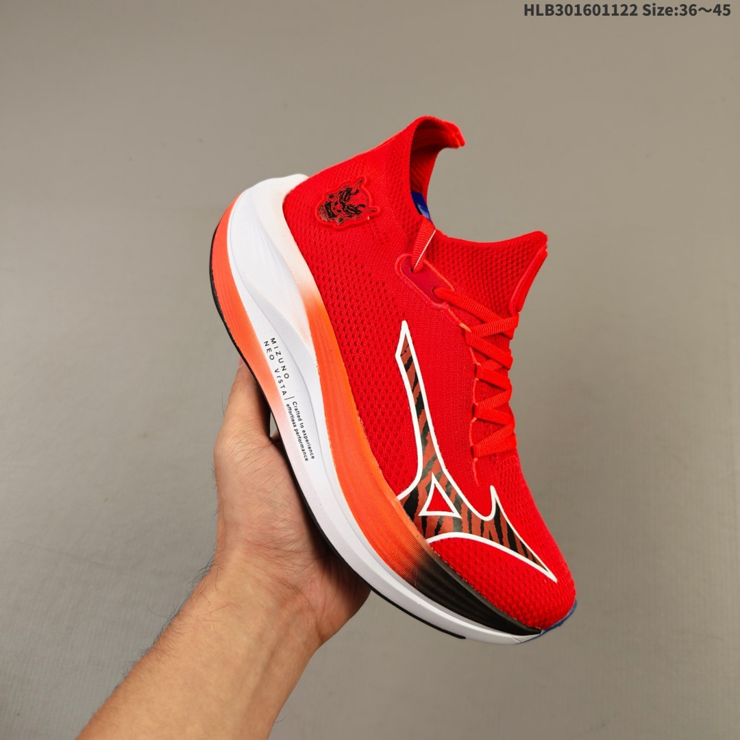 集合一💰160
Mizuno RUNNING美津浓 复古时尚休闲舒适减震运动跑步鞋 美津浓WAVE机械缓震,可以说是机械缓震跑鞋科技的翘楚。有着非凡的适应性,有着充分而持久的缓震能力和轻量化设计,是一双可以陪伴我们日常训练甚至是半马比赛的跑鞋,无论是“跑步初哥”还是“精英老鸟”,只要不是比较夸张的大体重人群,都可以穿着 Mizuno 来跑步。如果你不知道跑步穿什么鞋,不知道给别人推荐什么鞋,那么选美津浓 Sportstyle总是没错的!HLB301601122 Size:36~45