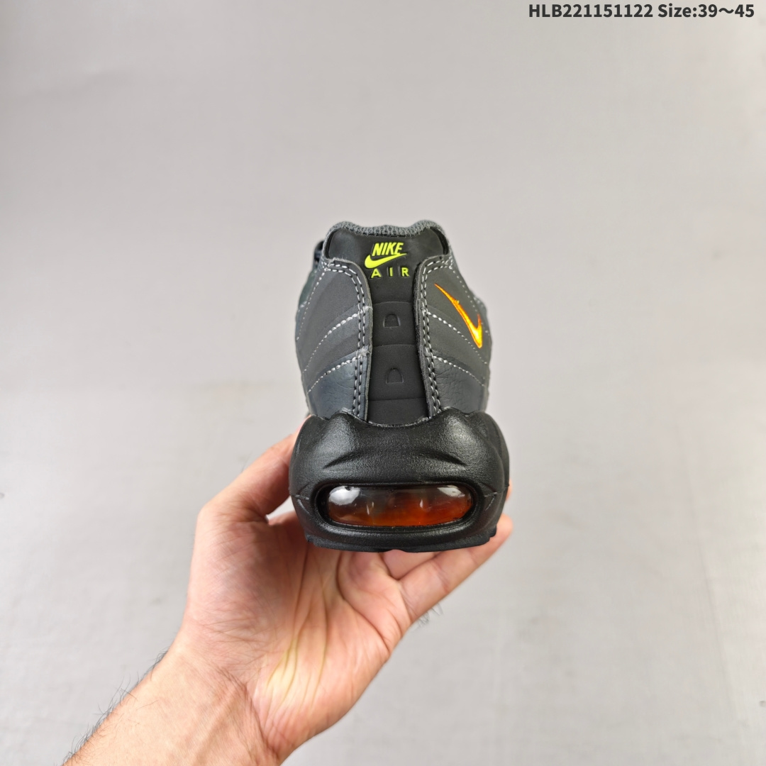 CDG x NIKE Air Max 95 复古单品 潮流百搭 气垫缓震慢跑鞋 Air Max 95就是源于设计师塞吉奥·罗扎诺的构想 Nike Air Max 95的设计灵感源于人体构造 中底设计基于人体的脊柱构造 是整体设计的核心 尼龙孔眼代表了肋骨 而分层式面板和网眼象征着肌肉纤维和肉体组织 Air Max95采用了两个独立的吹塑成型的Air-Sole单元 并首次在前掌使用可视化气垫设计 Swoosh logo被当作一个标点符号放在了鞋子的后帮位置HLB221151122