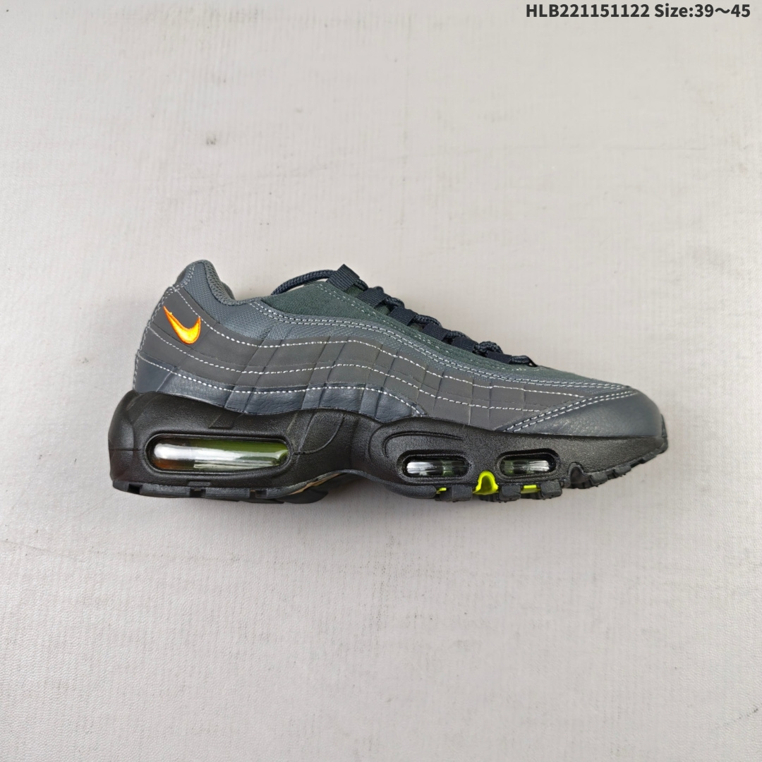 CDG x NIKE Air Max 95 复古单品 潮流百搭 气垫缓震慢跑鞋 Air Max 95就是源于设计师塞吉奥·罗扎诺的构想 Nike Air Max 95的设计灵感源于人体构造 中底设计基于人体的脊柱构造 是整体设计的核心 尼龙孔眼代表了肋骨 而分层式面板和网眼象征着肌肉纤维和肉体组织 Air Max95采用了两个独立的吹塑成型的Air-Sole单元 并首次在前掌使用可视化气垫设计 Swoosh logo被当作一个标点符号放在了鞋子的后帮位置HLB221151122