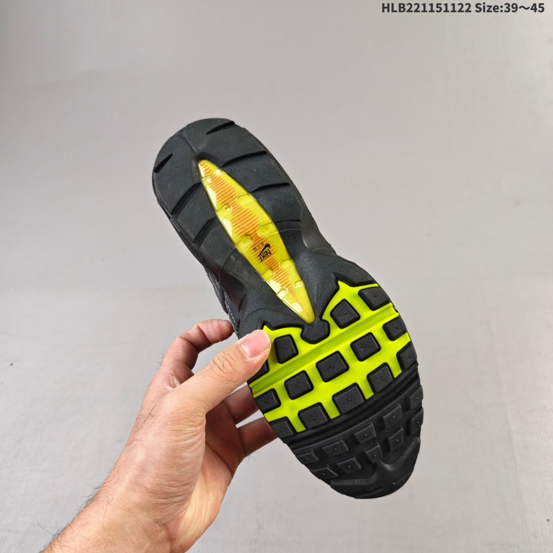 CDG x NIKE Air Max 95 复古单品 潮流百搭 气垫缓震慢跑鞋 Air Max 95就是源于设计师塞吉奥·罗扎诺的构想 Nike Air Max 95的设计灵感源于人体构造 中底设计基于人体的脊柱构造 是整体设计的核心 尼龙孔眼代表了肋骨 而分层式面板和网眼象征着肌肉纤维和肉体组织 Air Max95采用了两个独立的吹塑成型的Air-Sole单元 并首次在前掌使用可视化气垫设计 Swoosh logo被当作一个标点符号放在了鞋子的后帮位置HLB221151122