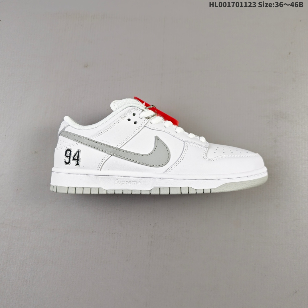 头层带半码 Supreme x Nike Dunk SB Low Pro OG Sup x 耐克 SB 低帮 联名白灰 鞋身以白色作为主色调,搭配白色框架覆盖层,使鞋款十分百搭,鞋舌绣标上以Nike Swoosh Logo呈现,鞋身两侧的Swoosh Logos采用灰色点缀,后跟饰片采辅以白色皮革妆点,鞋舌是网眼布材料,增强了透气性,整体十分百搭;后跟Nike字样以白色刺绣妆点,后跟绣有雕刻94数字,中底以及鞋垫内侧均带有Supremeb字样,彰显联名身份,随鞋还附赠了红色Supreme吊牌;最后以白色中底搭配灰色橡胶外底完善整体f设计收尾. 货号:HQ8487-100 HL001701123 B