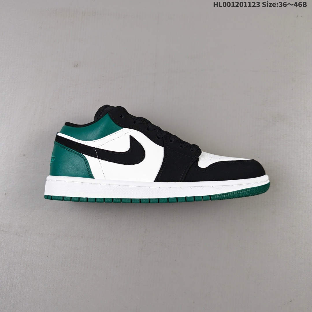头层带半码 Air Jordan 1 Low 低帮 黑绿脚趾 AJ1 乔丹1代 aj1 乔1 低邦 黑白绿 乔丹篮球鞋系列 鞋身整体以白色皮革打造,搭配黑色磨砂框架覆盖层,鞋身两侧Swoosh Logo采用黑色点缀,后侧则出现了醒目的绿色Wings LLogo刺绣,彰显黑绿脚趾的配色主题;鞋舌标签上以白色Jumpman Logos点缀,同时大底也以绿色示人,与鞋面色彩遥相呼应,散发活力气息之余,也更适合春夏的穿搭风格. 男货号:553558-113 女货号:553560-113 HL001201123 B