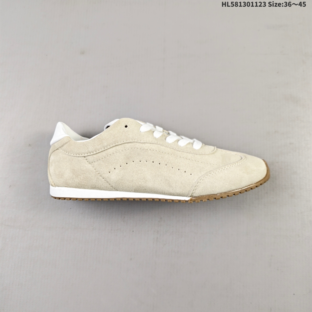 💰130
alo Sunset Sneaker 新款德训鞋
 Alo真的太会了，氛围感在线，松弛又温柔的运动风，日常出门、溜娃、健身都是不二的选择，舒适又很有气质，细腻质感真皮牛绒，内里原版1:1透气超纤，防滑轻便大底
颜色：米色，黑色
▪️面料:  意大利进口麂皮
▪️內里:  澳洲进口绵羊皮
▪️大底：原版橡胶大底
编码：HL581301123 Size:36～45