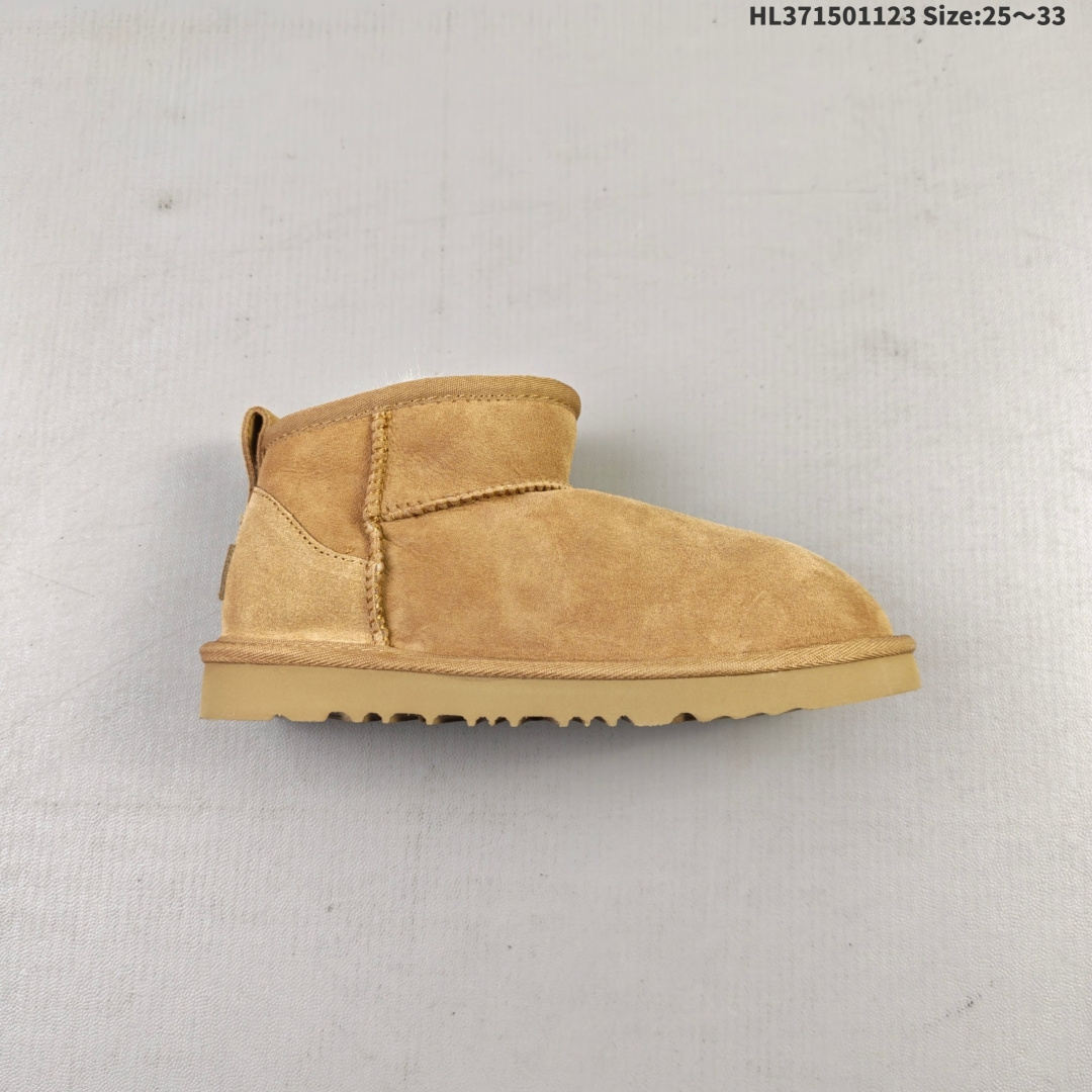 💰150
【童鞋】UGG雪地靴 高帮扣子筒靴  时尚舒适儿童休闲鞋厚底增高长筒靴 俏皮可爱的百变造型， 美国轻奢品牌🐑UGG 平底系列冬季 雪地休闲保暖毛毛雪地靴。官方同步包装 检验标 材料采用原厂防污防水皮料 防滑耐磨轻翼大底 保暖性能十足 严寒季节。羊皮毛一体 1.1隆丰原材料  Treadlite by UGG.轻翼大底，将给你带来新奇别致的温暖和舒适体验。
编码：HL371501123 Size:25～33