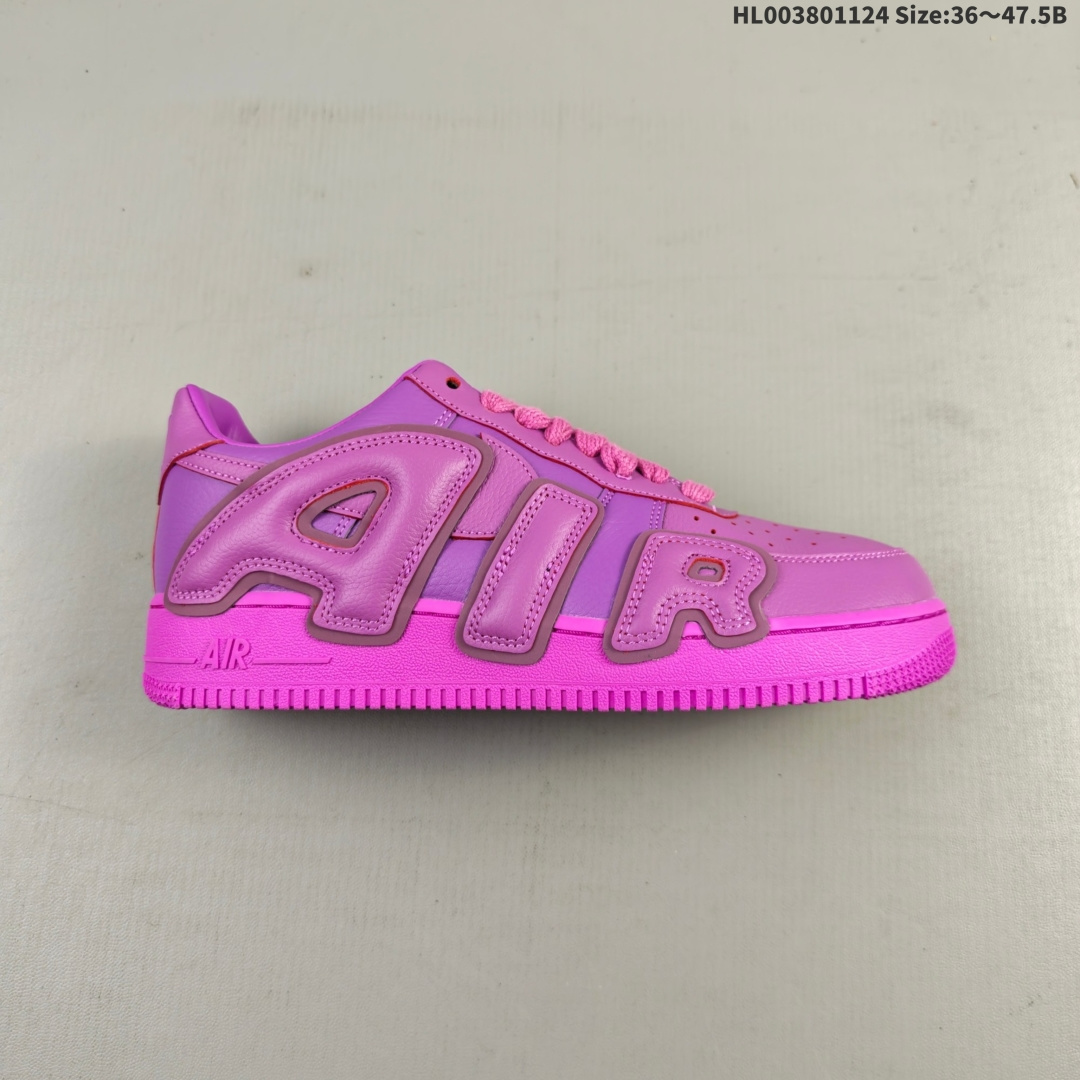 纯原版本 头层 CPFM x Nike Air Force 1 Low 耐克 空军一号 低帮 联名紫色 男女同款 包裹性防滑耐磨轻便低邦板鞋 鞋身以一袭紫色为主调,搭配皮革材质打造.最为醒目的鞋侧字母设计采用了HINE字样点缀,侧面字体采用白色线条包裹,与之前经典的黑白大AIR观感极为相似,值得一提的是,该字样还暗藏了3M反光细节,让你在夜晚也能十分吸睛.此外,鞋垫采用鸳鸯设计手法呈现,丰富的细节设计,十分良心.潮流品牌CPFM与Nike的合作,可以说是球鞋圈最具特色的联名之一. 货号:FQ7069-500 HL003801124 B