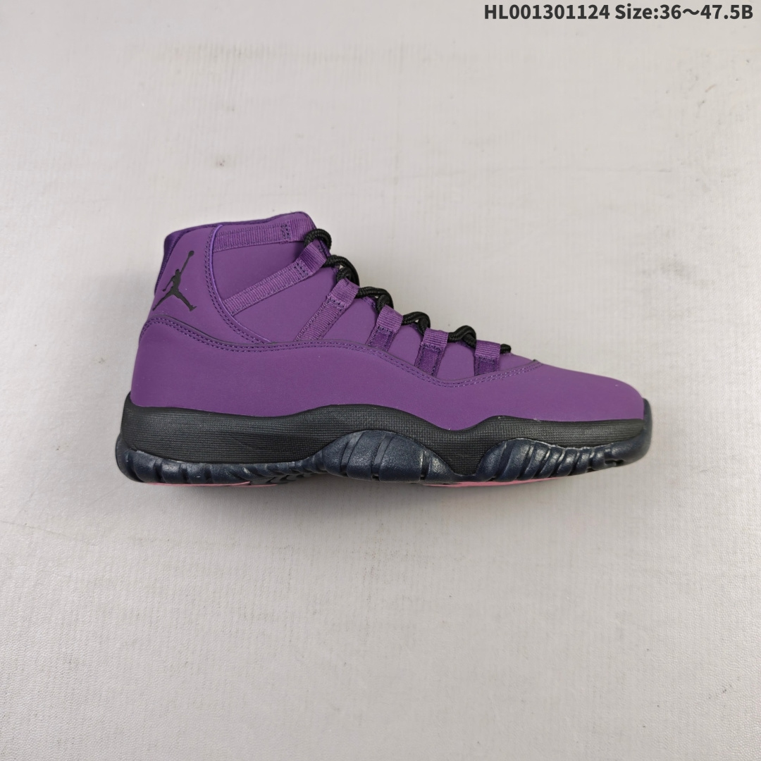 💰130
真标带半码
Air Jordan 11 Retro "Mojave" 高帮 北面限定 拉斯维加斯 峡谷紫 AJ11 乔丹11代 aj11 乔11 高邦 紫黑色 乔丹篮球鞋系列 灵感来自拉斯维加斯红岩峡谷，鞋身整体以紫色打造，搭配峡谷中麂皮材质覆盖层，展现出不错的整体性设计；后跟依然使用经典的"二三"并且采用黑色进行点缀，鞋跟侧身Jumpman Logo以黑色呈现，自带一种简约高贵的气质；鞋带孔辅以紫色绣标上点缀紫色迷你Jumppman Logo刺绣，营造出奢华的氛围，最后以黑色中底、大面积碳板和黑色透明水晶外底及黑色Jumpmman Logo完善整体设计收尾。
货号：IO8961-553（2026版）
尺码：36 36.5 37.5 38 38.5 39 40 40.5 41 42 42.5 43 44 44.5 45 46 47.5HL001301124 Size:36～47.5B