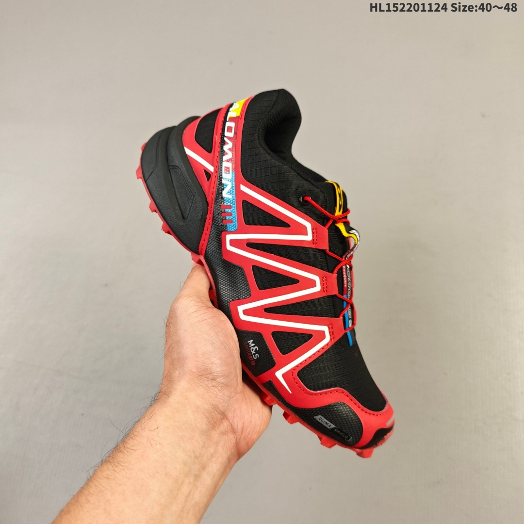 集合💰220 萨洛蒙/Salomon Speed Cross 3 织物皮革低帮全能越野透气休闲运动鞋 

Salomon 正式推出全新概念鞋款 SPEEDCROSS
以侵略性设计与先锋户外美学融合 相互交织出纵横山野和城市间的跑鞋轮廓 
由混合网眼织物与皮革打造鞋面 辅以皮革细节点缀增强视觉冲击 整体以爪痕式的鞋面纹路搭配流线型轮廓呈现 极具辨识度的夸张外大底设计 增高之余更适合城市生活环境的舒适防滑效果 功能性层面 鞋面 3D 开放式网眼最大限度提供着用透气性 并注入合成材料为户外穿着带来极大的耐用和保护性 得益于 Salomon 多项功能性科技 从中底到鞋带系统都为脚部提供了一个安全和舒适的贴合感 并在松散、柔软、崎岖和不平坦的地形环境上带来卓越的抓地力 
尺码：40 41 42 43 44 45 46 47 48HL152201124 Size:40～48