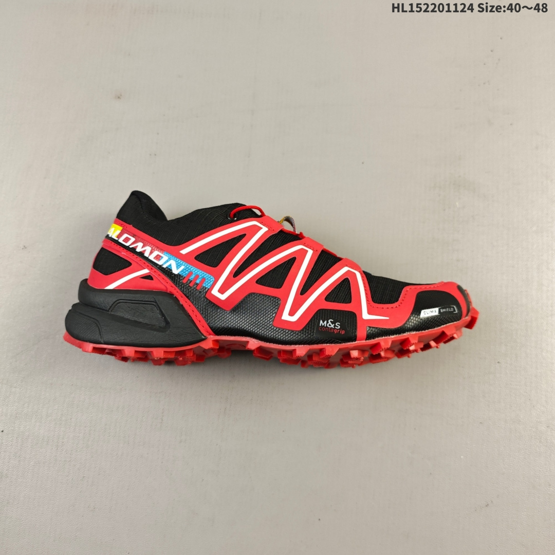 💰220 萨洛蒙/Salomon Speed Cross 3 织物皮革低帮全能越野透气休闲运动鞋 

Salomon 正式推出全新概念鞋款 SPEEDCROSS
以侵略性设计与先锋户外美学融合 相互交织出纵横山野和城市间的跑鞋轮廓 
由混合网眼织物与皮革打造鞋面 辅以皮革细节点缀增强视觉冲击 整体以爪痕式的鞋面纹路搭配流线型轮廓呈现 极具辨识度的夸张外大底设计 增高之余更适合城市生活环境的舒适防滑效果 功能性层面 鞋面 3D 开放式网眼最大限度提供着用透气性 并注入合成材料为户外穿着带来极大的耐用和保护性 得益于 Salomon 多项功能性科技 从中底到鞋带系统都为脚部提供了一个安全和舒适的贴合感 并在松散、柔软、崎岖和不平坦的地形环境上带来卓越的抓地力 
尺码：40 41 42 43 44 45 46 47 48HL152201124 Size:40～48