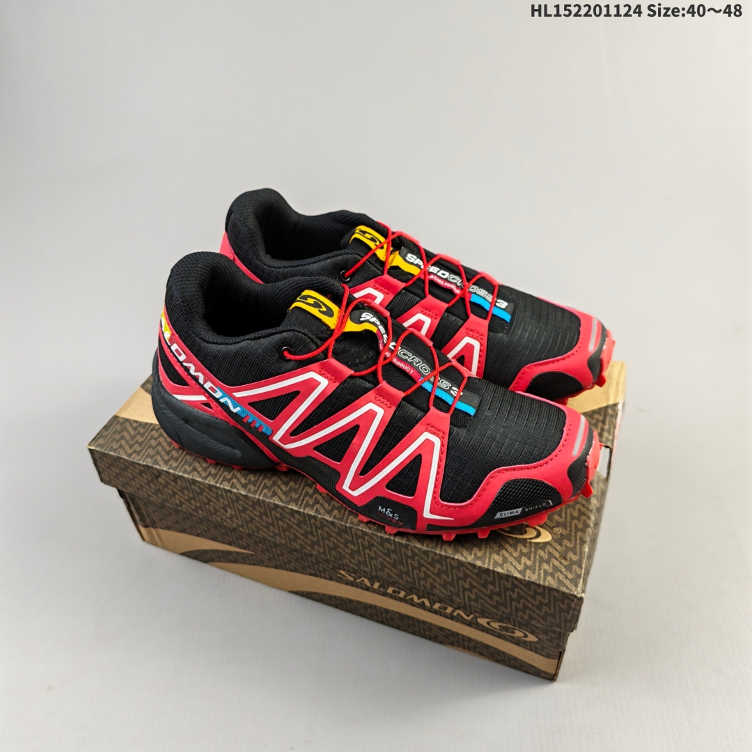 集合💰220 萨洛蒙/Salomon Speed Cross 3 织物皮革低帮全能越野透气休闲运动鞋 

Salomon 正式推出全新概念鞋款 SPEEDCROSS
以侵略性设计与先锋户外美学融合 相互交织出纵横山野和城市间的跑鞋轮廓 
由混合网眼织物与皮革打造鞋面 辅以皮革细节点缀增强视觉冲击 整体以爪痕式的鞋面纹路搭配流线型轮廓呈现 极具辨识度的夸张外大底设计 增高之余更适合城市生活环境的舒适防滑效果 功能性层面 鞋面 3D 开放式网眼最大限度提供着用透气性 并注入合成材料为户外穿着带来极大的耐用和保护性 得益于 Salomon 多项功能性科技 从中底到鞋带系统都为脚部提供了一个安全和舒适的贴合感 并在松散、柔软、崎岖和不平坦的地形环境上带来卓越的抓地力 
尺码：40 41 42 43 44 45 46 47 48HL152201124 Size:40～48