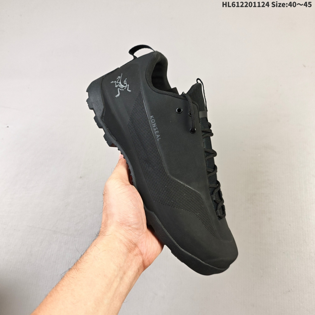 集合💰220
公司级✅Arcteryx始祖鸟 Konseal Women 轻量 网布防滑轻便耐磨 低帮户外运动跑步鞋
外观看似朴实 却散发着一股高贵气息 虽然是标榜越野鞋 但其实越野跑与登山乃一体两面的运动 皆在相同的山林场域之中进行 包含轻量化鞋身 MegaGrip大底 OrthoLite 3D鞋垫 EVA弹性混合中底等等 以及这次所使用的最新防水透气科技 
抓地力优良的VibramMegaGrip 鞋带收纳设计 避免鞋带勾到绊倒 全脚掌舒适稳定 EVA弹性混合中底 OrthoLite 3D鞋垫 前脚掌TPU支撑片
ID:HL612201124