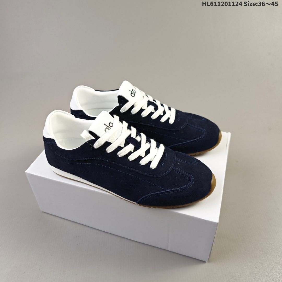 集合💰120
ALO YOGAALOSunset新款运动鞋绒面革低帮薄底休闲鞋简约风
采用柔软麂皮拼接透气内里，鞋底具备一定缓震性，适合日常通勤或周末出游。品牌目前主要面向亚洲市场，生产与设计团队位于韩国，注重细节打磨与季节性潮流趋势的结合。
鞋面是细腻的麂皮材质，摸起来柔软又有高级感，搭配浅咖色系特别百搭，鞋底有一定厚度但不笨重，踩下去有轻微的回弹感，像是脚底被轻轻托住。最打动我的是它的设计细节——后跟微微收窄的线条，让脚踝看起来更修长，搭配裙子或牛仔裤都很有氛围感。
编码:HL611201124