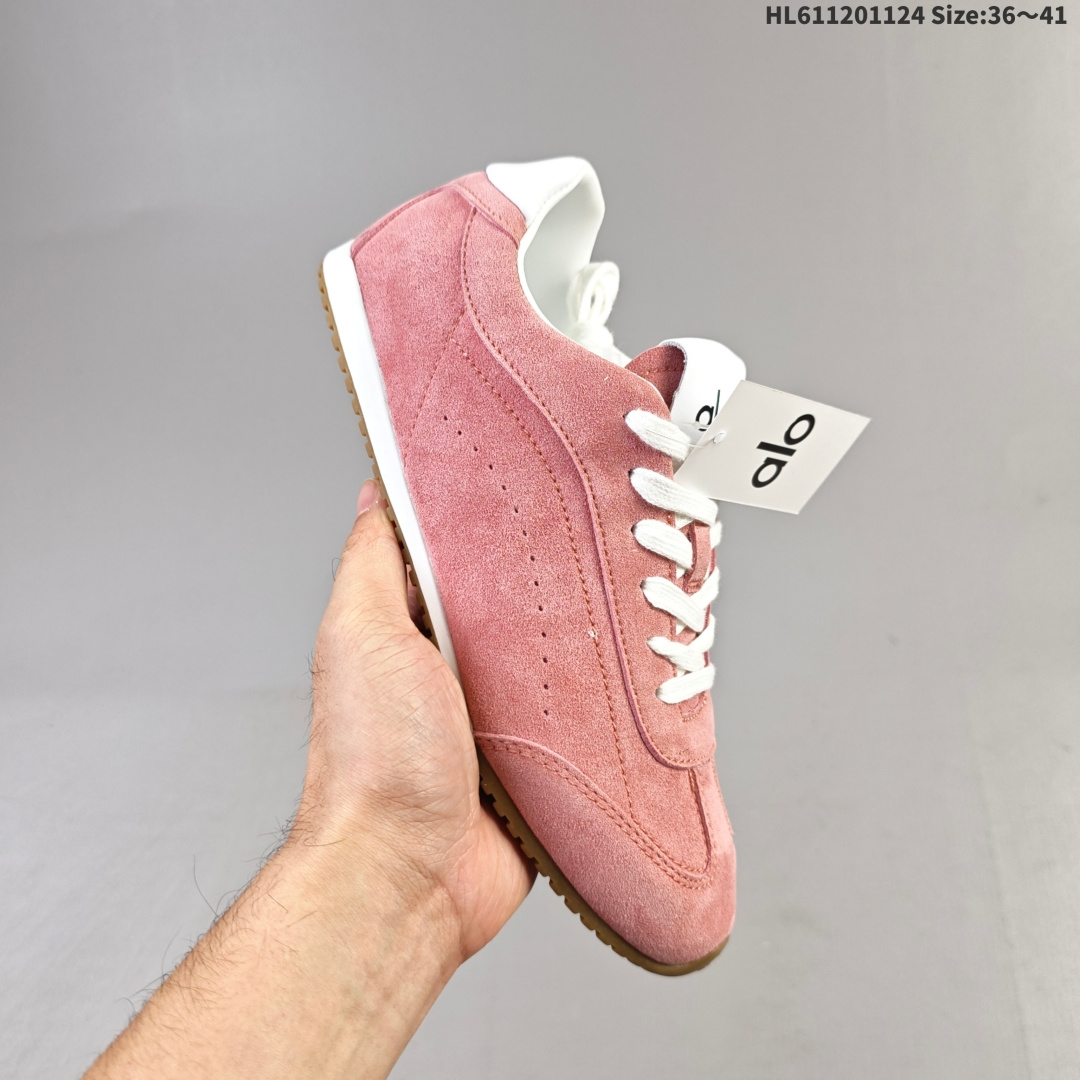 集合💰120
ALO YOGAALOSunset新款运动鞋绒面革低帮薄底休闲鞋简约风
采用柔软麂皮拼接透气内里，鞋底具备一定缓震性，适合日常通勤或周末出游。品牌目前主要面向亚洲市场，生产与设计团队位于韩国，注重细节打磨与季节性潮流趋势的结合。
鞋面是细腻的麂皮材质，摸起来柔软又有高级感，搭配浅咖色系特别百搭，鞋底有一定厚度但不笨重，踩下去有轻微的回弹感，像是脚底被轻轻托住。最打动我的是它的设计细节——后跟微微收窄的线条，让脚踝看起来更修长，搭配裙子或牛仔裤都很有氛围感。
编码:HL611201124