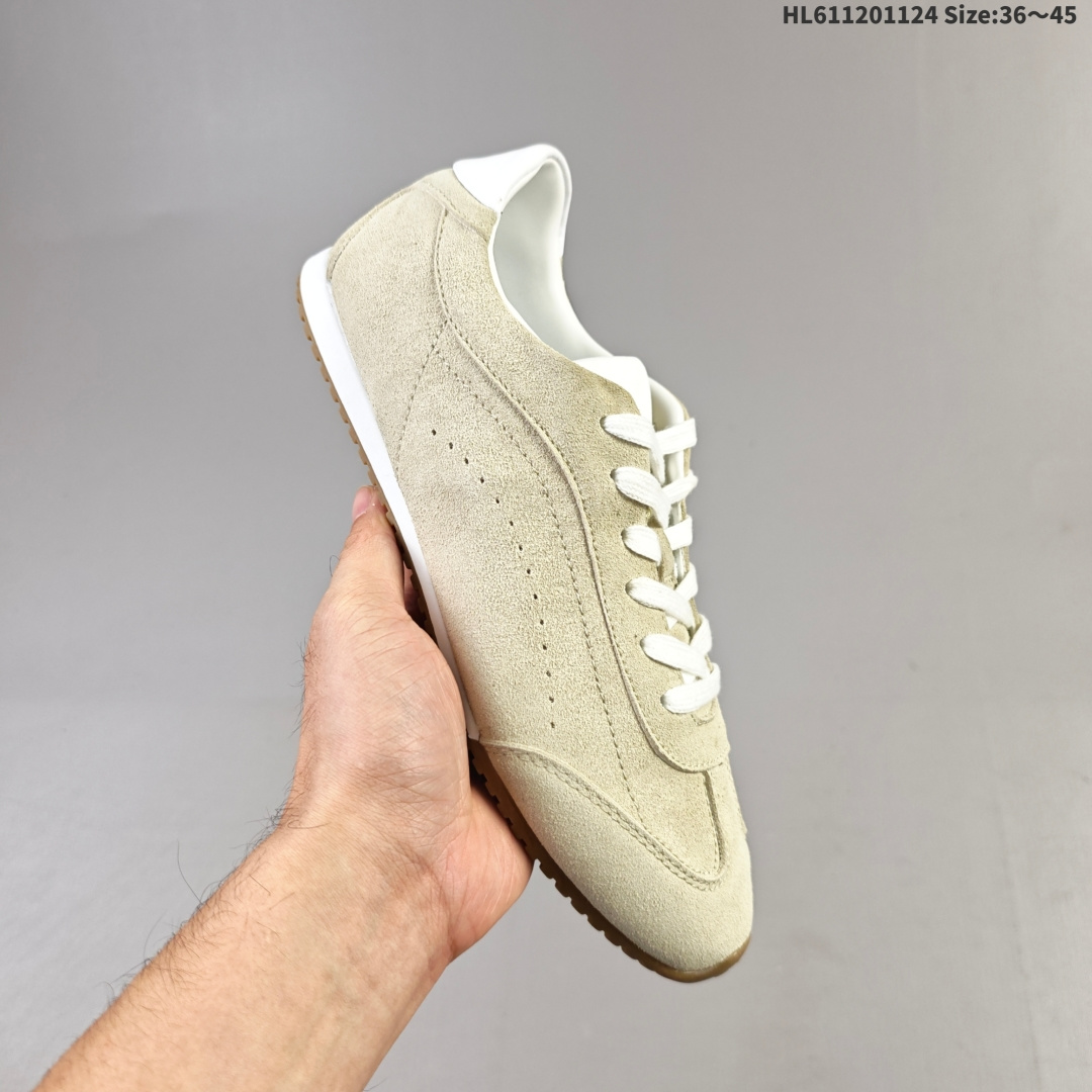 集合💰120
ALO YOGAALOSunset新款运动鞋绒面革低帮薄底休闲鞋简约风
采用柔软麂皮拼接透气内里，鞋底具备一定缓震性，适合日常通勤或周末出游。品牌目前主要面向亚洲市场，生产与设计团队位于韩国，注重细节打磨与季节性潮流趋势的结合。
鞋面是细腻的麂皮材质，摸起来柔软又有高级感，搭配浅咖色系特别百搭，鞋底有一定厚度但不笨重，踩下去有轻微的回弹感，像是脚底被轻轻托住。最打动我的是它的设计细节——后跟微微收窄的线条，让脚踝看起来更修长，搭配裙子或牛仔裤都很有氛围感。
编码:HL611201124