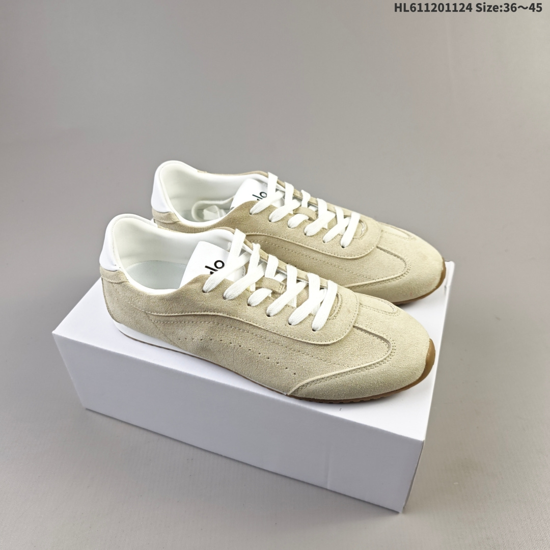 集合💰120
ALO YOGAALOSunset新款运动鞋绒面革低帮薄底休闲鞋简约风
采用柔软麂皮拼接透气内里，鞋底具备一定缓震性，适合日常通勤或周末出游。品牌目前主要面向亚洲市场，生产与设计团队位于韩国，注重细节打磨与季节性潮流趋势的结合。
鞋面是细腻的麂皮材质，摸起来柔软又有高级感，搭配浅咖色系特别百搭，鞋底有一定厚度但不笨重，踩下去有轻微的回弹感，像是脚底被轻轻托住。最打动我的是它的设计细节——后跟微微收窄的线条，让脚踝看起来更修长，搭配裙子或牛仔裤都很有氛围感。
编码:HL611201124