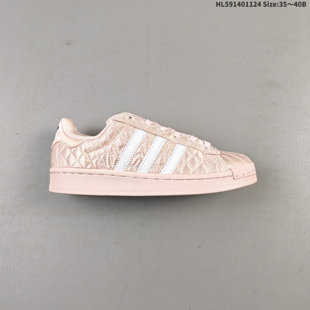 集合 Caroline Hu x Adidas originals Superstar W 潮流 时尚 防滑减震 低帮 阿迪达斯板鞋 搭配大朵蝴蝶结贝壳头 呈现风格极为有趣 少女心十足 细节点缀更是非常巧妙 充满趣味性 两副鞋带 可替换使用或花式系带 根据服饰的色彩随意切换造型! 货号:JQ8737 编码:HL591401124 B